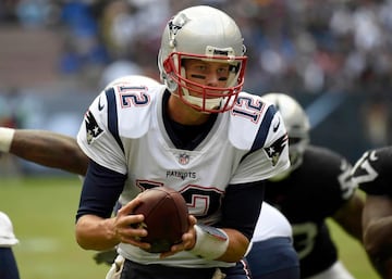 Tom Brady of New England Patriots controls the ball during the 2016 NFL week 11 regular season football game against Oakland Raiders on November 19, 2017 at the Azteca Stadium in Mexico City. / AFP PHOTO / ALFREDO ESTRELLA