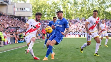 Diego Rico tapona un centro de Unai López ante la mirada de Trejo.