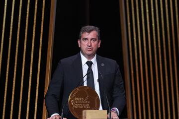 Ferran Soriano, director ejecutivo español del Manchester City, recibe para el Manchester City el trofeo al Mejor Club Masculino del Año durante la ceremonia de entrega del Balón de Oro de Fútbol de Francia 2023.