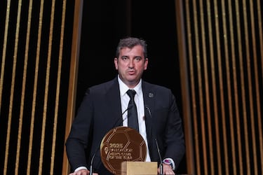 Ferran Soriano, director ejecutivo español del Manchester City, recibe para el Manchester City el trofeo al Mejor Club Masculino del Año durante la ceremonia de entrega del Balón de Oro de Fútbol de Francia 2023.