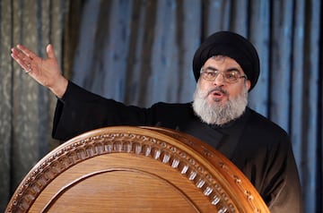 FILE PHOTO: Lebanon's Hezbollah leader Sayyed Hassan Nasrallah gestures as he addresses his supporters in a rare public appearance during a religious ceremony on the eve of Ashura in Beirut's southern suburbs November 13, 2013. REUTERS/Hasan Shaaban (LEBANON - Tags: POLITICS RELIGION)/File Photo