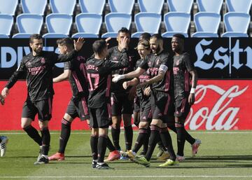 Celta de Vigo 0-1 Real Madrid | Balón perfecto filtrado por Kroos que recibió Karim Benzema entre los defensores, se giró y disparó cruzado para poner el esférico lejos del alcance de Iván Villar.