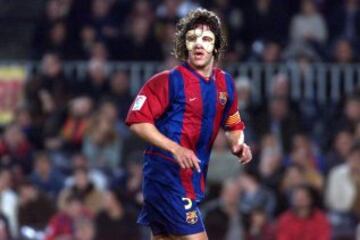23/03/2003. Barcelona-Racing de Santander. Puyol con m¨¢scara protectora tras su rotura de p¨®mulo.