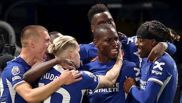 London (United Kingdom), 02/05/2024.- Nicolas Jackson (C) of Chelsea celebrates with teammates after scoring his team's second goal during the English Premier League match between Chelsea and Tottenham Hotspur in London, Britain, 02 May 2024. (Reino Unido, Londres) EFE/EPA/ANDY RAIN EDITORIAL USE ONLY. No use with unauthorized audio, video, data, fixture lists, club/league logos, 'live' services or NFTs. Online in-match use limited to 120 images, no video emulation. No use in betting, games or single club/league/player publications.
