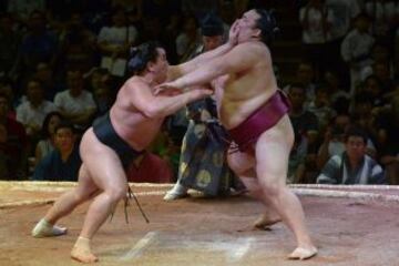 Imágenes de la gran final disputada entre Harumafuji y Kisenosato. El vencedor fue Harumafuji (Mongolia).