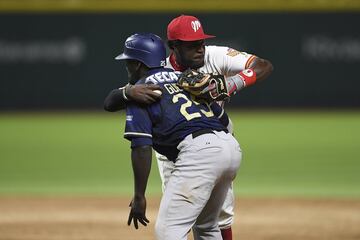 Los Diablos Rojos derrotaron 13-11 a los Tigres de Quinta Roo para clasificar a la final de la Zona Sur en la LMB. La afición vibró con la victoria de los locales.