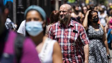 Archivo - Un hombre pasea sin mascarilla por el centro de Madrid, durante el primer d&iacute;a en el que no es obligado el uso de la mascarilla en exteriores desde el inicio de la pandemia, a 26 de junio de 2021, en Madrid (Espa&ntilde;a)