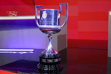 Trofeo de la Copa del Rey durante el sorteo.