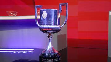 Trofeo de la Copa del Rey durante el sorteo.