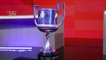 Trofeo de la Copa del Rey durante el sorteo.