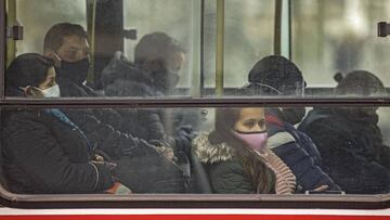 Viajeros de un autobús en Buenos Aires, Argentina.
14/09/2020