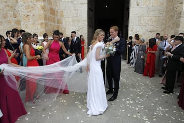 La pareja ya casada saliendo de la iglesia. 