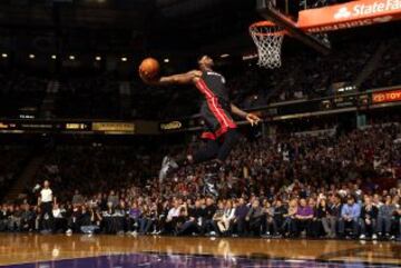 LeBron James de los Heat de Miami encesta el balón durante el partido contra los Kings de Sacramento en el Sleep Train Arena el 27 de diciembre de 2013