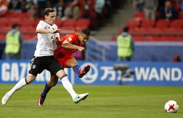 Futbol, Alemania vs Chile.
El jugador de la seleccion chilena Alexis Sanchez, derecha, marca su gol contra Alemania durante el partido del grupo B de la Copa Confederaciones disputado en el estadio Arena Kazan de Kazan, Rusia.
22/06/2017
Fotoarena/Photosport
********

Football, Germany vs Chile.
Chile's player Alexis Sanchez, right, scorer against Germany during the group B football match of the Confederations Cup at the Kazan Arena stadium in Kazan, Russia.
22/06/2017
Fotoarena/Photosport