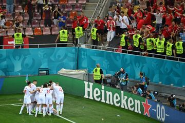 3-3. Mario Gavranovic celebra el tercer gol.