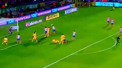 ¡Era golazo! El remate de cabeza de Vargas que dio en el travesaño