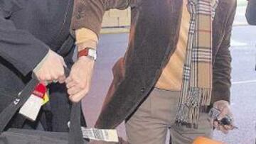 Monchi acompañó a Escudé en su llegada a Sevilla.