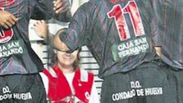 <b>SENSACIONAL. </b>Uche es abrazado por sus compañeros tras el primer tanto que pone el ascenso a tiro.