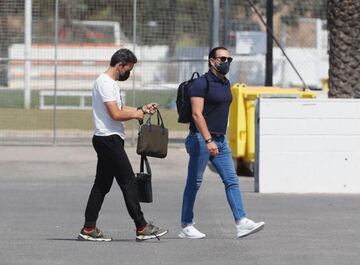 José Bordalás y Javier Vidal, preparador físico, a su llegada a la Ciudad Deportiva de Paterna este jueves.