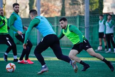 La baja de Simón obliga al Racing a retocar su defensa