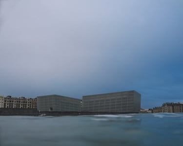 La Zurriola tiene 2 picos y según los fondos que deje cada época puede tener más o menos.