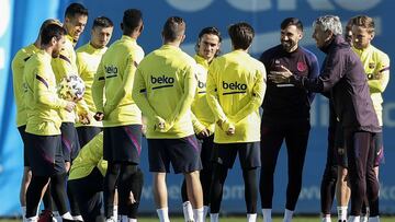 La plantilla del Barcelona, durante un entrenamiento de Quique Setién.