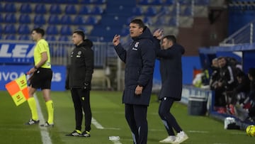 Ion Ansotegi da instrucciones a su equipo desde la banda de Mendizorroza.