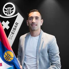 Charles renueva por un año más