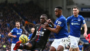 Yerry Mina durante un partido con Everton.