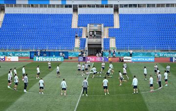 Spain's players take part in an  MD-1 training session at the Petrovsky Stadium in Saint Petersburg on July 1, 2021 on the eve of their UEFA EURO 2020 quarter-final football match against Switzerland. (Photo by Kirill KUDRYAVTSEV / AFP)