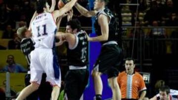 <b>NEGRO. </b>Seibutis, Eliyahu, Mumbrú y Hervelle pelean el rebote.