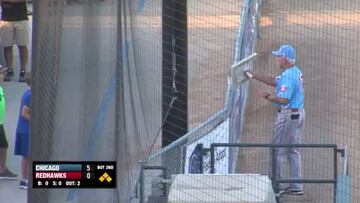 Manager de los Chicago Dogs quita tercera base y la regala