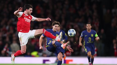 LONDON, ENGLAND - OCTOBER 21: Declan Rice of Arsenal in action with Julian Alvarez of Atletico Madrid during the UEFA Champions League 2025/26 League Phase MD3 match between Arsenal FC and Atletico de Madrid at Arsenal Stadium on October 21, 2025 in London, England. (Photo by Marc Atkins/Getty Images)