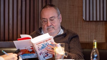 Alfredo Relaño, con su nuevo libro, '366 historias (y más) de los Juegos Olímpicos que deberías conocer', durante su entrevista con Diario AS.