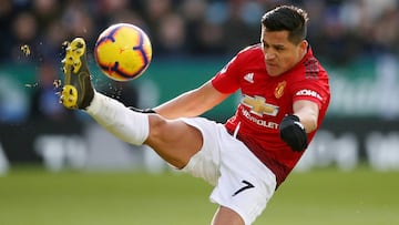 Alexis Sánchez entrega una pelota por aire.