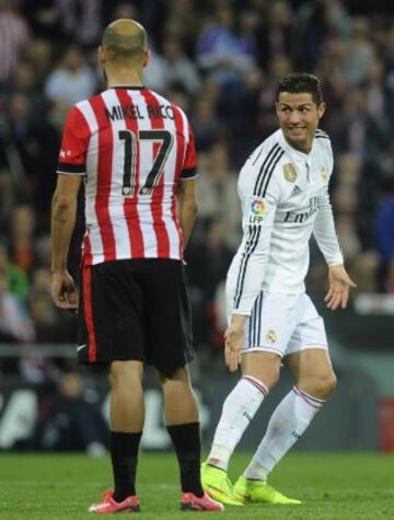 Cristiano Ronaldo se señala el tobillo tras un golpe.