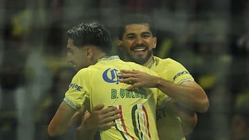 America's Henry Martin (R) celebrates after scoring against Guadalajara during the Mexican Apertura football tournament match at the Azteca stadium in Mexico City, on September 17, 2022. (Photo by RODRIGO ARANGUA / AFP)