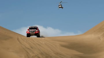 Nasser Al Attiyah (Toyota) en las dunas de San Juan de Marcona, en Per&uacute;, durante el Dakar 2018. 