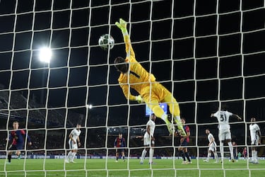 3-3.  Saque de esquina raso que deja pasar Lamine Yamal y Raphinha, desde el balcón del área, suelta un zurdazo que se estrella en el larguero, toca en Yan Sommer y se cuela enla portería del guardameta del Inter.