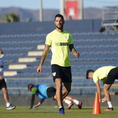 Tenerife y Málaga echan a andar con sus plantillas a medias