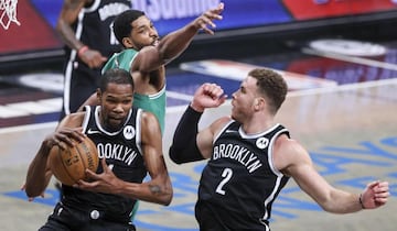 New York (United States), 23/05/2021.- Brooklyn Nets forward Kevin Durant (L) and forward Blake Griffin (R) grab a rebound away from Boston Celtics center Tristan Thompson (C) during the first half of the NBA playoffs basketball game between the Boston Ce