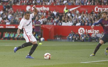 El jugador del Sevilla, Mercado, marca el 2-1 al Barcelona. 