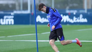 Aimar, que estará a disposición de Moreno, entrenando.