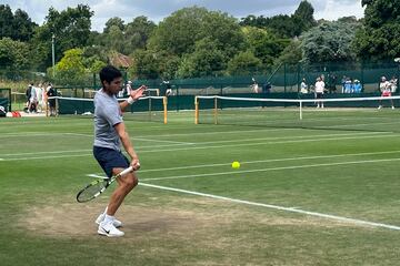 El español Carlos Alcaraz, primer cabeza de serie, este lunes durante su entrenamiento en Wimbledon.
