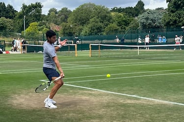 Alcaraz debuta en Wimbledon tras superar los problemas físicos