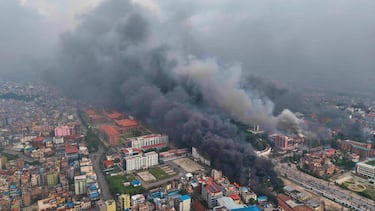 Manifestantes celebran en el Singha Durbar, sede de los ministerios y oficinas del gobierno de Nepal, tras ser incendiado durante una protesta contra la prohibición de las redes sociales y la corrupción en Katmandú, Nepal.