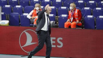 Pablo Laso se marcha expulsado durante el partido entre el Real Madrid y el Anadolu Efes, correspondiente a la 32ª jornada de la Euroliga.