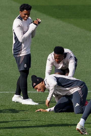 Endrick, Vinicius y Mbapp bromean durante el entrenamiento de este martes.