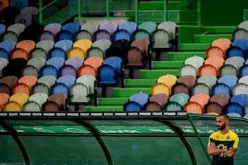 Sporting's head coach Ruben Amorim looks on during the Portuguese League football match between Sporting CP and Vitoria FC at the Jose Alvalade stadium in Lisbon on July 21, 2020. (Photo by PATRICIA DE MELO MOREIRA / AFP)