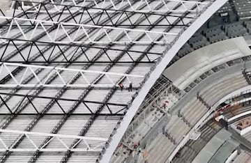 Los trabajadores se suben hasta al techo para remodelar.